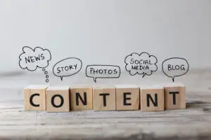 Träklossar som stavar ordet "content" med pratbubblor ovanför som symboliserar olika contentformat som nyheter, bloggar, bilder, berättelser och sociala medier