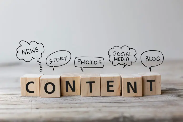 Träklossar som stavar ordet "content" med pratbubblor ovanför som symboliserar olika contentformat som nyheter, bloggar, bilder, berättelser och sociala medier